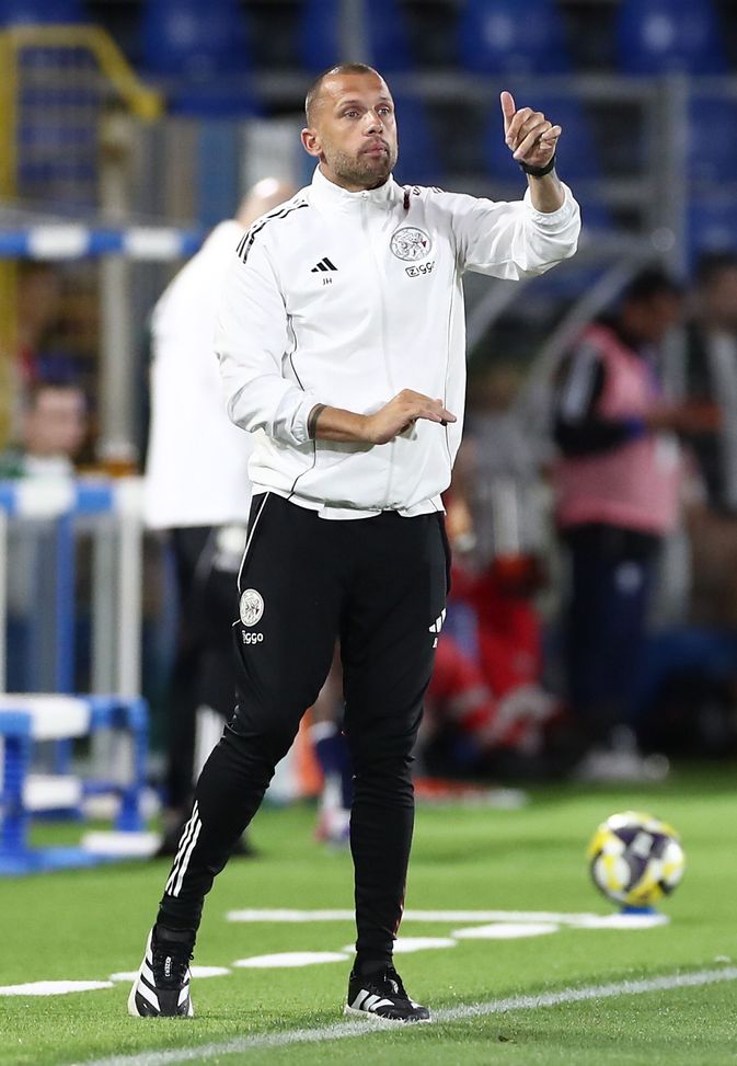 COMO, ITALIA - 24 LUGLIO: L'allenatore dell'Ajax Johnny Heitinga dà istruzioni ai suoi giocatori durante la partita della Como Cup tra Ajax e Celtic FC allo Stadio Giuseppe Sinigaglia il 24 luglio 2025 a Como, Italia. (Foto di Marco Luzzani/Getty Images) ESCLUSIVA Ajax-Inter, Vissers: “I Lancieri sono un’incognita. Cessione di Henderson dolorosa”- immagine 2