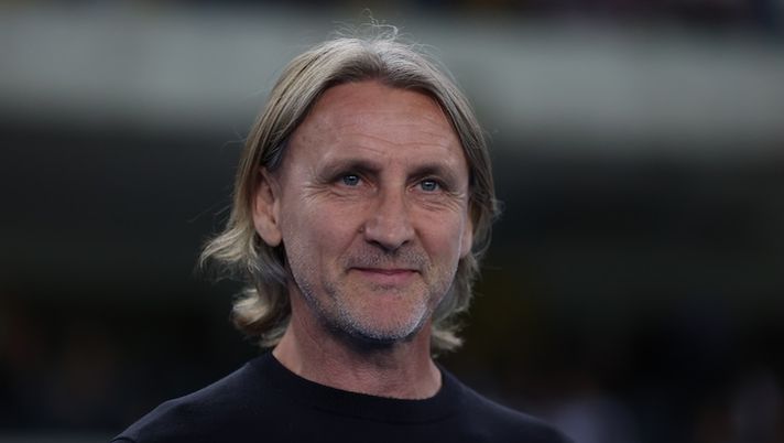 VERONA, ITALY - APRIL 28: Cagliari manager Davide Nicola looks on before kick off at the Serie A match between Verona and Cagliari at Stadio Marcantonio Bentegodi on April 28, 2025 in Verona, Italy. (Photo by Timothy Rogers/Getty Images) Nicola: “Sono felicissimo dell’arrivo di Sanabria: ecco dove potrà giocare, con De Luca…” - immagine 1