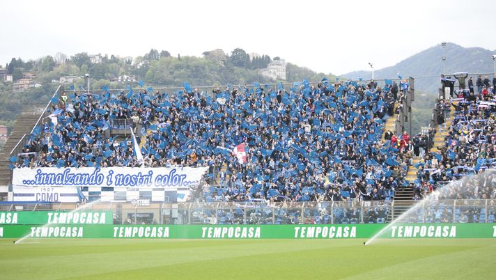 Como 1907 fans during the Italian Serie A 2024/25 season, football match between Como 1907 and Torino FC on 13 April 2025 at Stadio Comunale Giuseppe Sinigaglia, Italy. Photo Nderim Kaceli Como, il presidente Suwarso: “Entro tre anni abbonamenti gratis per la curva” - immagine 1