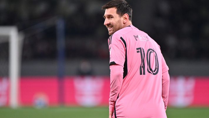 TOKYO, JAPAN - FEBRUARY 07: Lionel Messi of Inter Miami looks on during the preseason friendly match between Vissel Kobe and Inter Miami at National Stadium on February 07, 2024 in Tokyo, Japan. (Photo by Kenta Harada/Getty Images) Messi è il nuovo proprietario del Cornellà: da leggenda del calcio a Presidente - immagine 1
