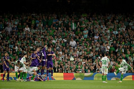 SEVILLE, SPAIN - MAY 01: Marin Pongracic and team mates of Fiorentina prepare to block a free kick during the UEFA Conference League 2024/25 Semi Final First Leg match between Real Betis Balompie and ACF Fiorentina at Estadio Benito Villamarin on May 01, 2025 in Seville, Spain. (Photo by Denis Doyle/Getty Images) Firenze attenta, arrivano i tifosi del Betis: massima sicurezza- immagine 2