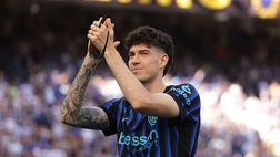 “Resta con noi”. Ecco la reazione di Bastoni ai cori dei tifosi e ora è tutto fermo con il Barcellona