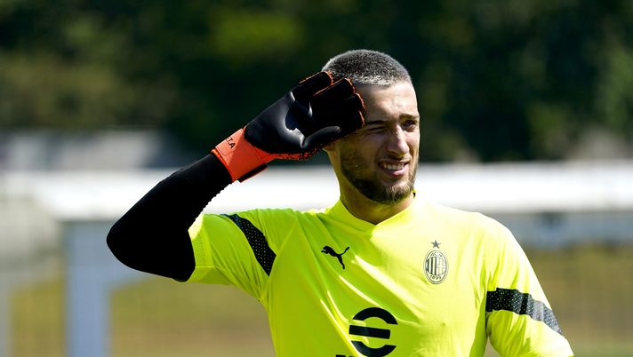 CAIRATE, ITALY - JULY 15: Goalkeeper Alessandro Plizzari in action during an AC Milan training session at Milanello on July 15, 2022 in Cairate, Italy. (Photo by Pier Marco Tacca/AC Milan via Getty Images)
