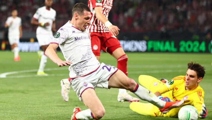 ATHENS, GREECE - MAY 29: Andrea Belotti of ACF Fiorentina challenges for the ball with Konstantinos Tzolakis of Olympiacos during the UEFA Europa Conference League 2023/24 final match between Olympiacos FC and ACF Fiorentina at AEK Arena on May 29, 2024 in Athens, Greece. (Photo by Francois Nel/Getty Images) Fiorentina, non solo Nico: c’è un altro 4,5! E quattro bocciature pesanti - immagine 1