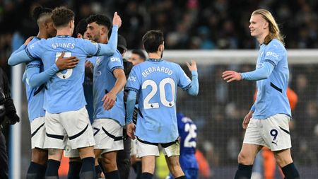 I giocatori del City festeggiano dopo la fine della partita contro il Chelsea