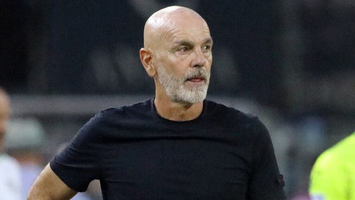 CAGLIARI, ITALY - AUGUST 24: Stefano Pioli coach of Fiorentina reacts during the Serie A match between Cagliari Calcio and ACF Fiorentina at Stadio Sant'Elia on August 24, 2025 in Cagliari, Italy. (Photo by Enrico Locci/Getty Images) Gazzetta: “Fiorentina, numeri impietosi e Pioli s’infuria. Inutile pensare al mercato” - immagine 1