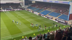 Burnley-Lazio, squadra sotto il settore ospiti al termine del match – VIDEO