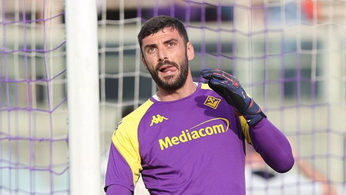FLORENCE, ITALY - APRIL 15: Pietro Terracciano of ACF Fiorentina warm-up during the Serie A TIM match between ACF Fiorentina and Genoa CFC at Stadio Artemio Franchi on April 15, 2024 in Florence, Italy.(Photo by Gabriele Maltinti/Getty Images) Sky – Pietro Terracciano può tornare titolare in Serie A: lo vuole questa squadra - immagine 1