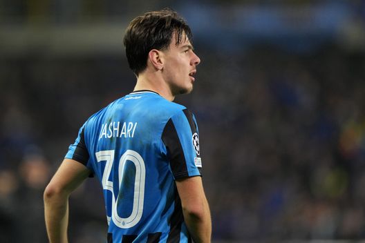 Ardon Jashari durante la sfida contro l'Atalanta nella partita di andata dei play-off a eliminazione diretta della Champions League 2024/25. (Foto di Alex Bierens de Haan/Getty Images) Salisburgo e Brugge, quando scouting e competenza sono da insegnamento- immagine 3