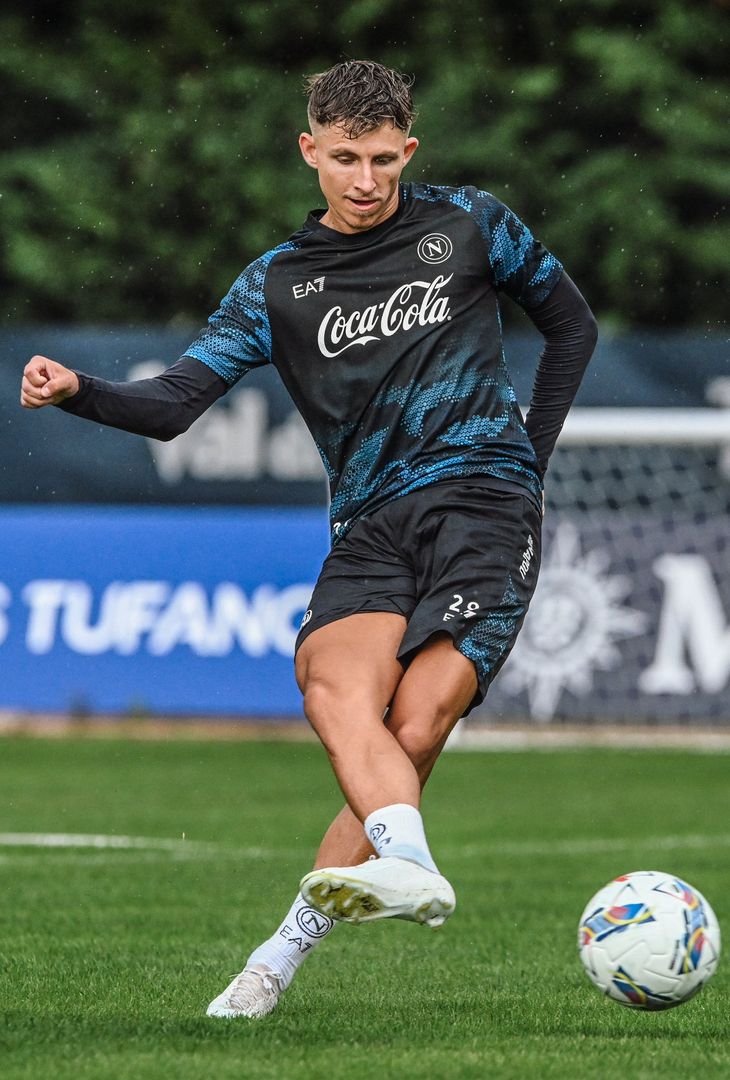 Allenamento mattutino sotto alla pioggia per gli azzurri di Conte