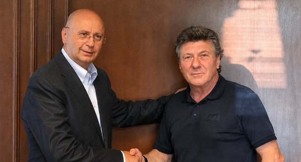 Walter Mazzarri al momento della firma con l'Iraklis Salonicco (12 maggio)