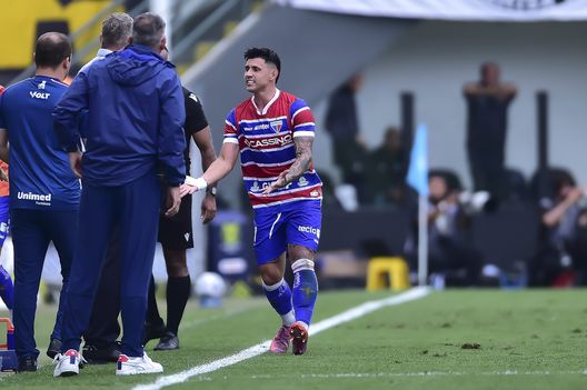 SANTOS, BRAZIL - NOVEMBER 01: Adam Bareiro of Fortaleza celebrates after scoring his team's first goal during a Brasileirao 2025 match between Santos and Fortaleza at Urbano Caldeira Stadium (Vila Belmiro) on November 1, 2025 in Santos, Brazil. (Photo by Mauro Horita/Getty Images) Atletico Mineiro-Fortaleza in diretta streaming gratis: dove vedere la partita- immagine 3