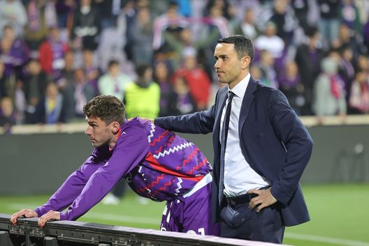 FLORENCE, ITALY - MAY 8: Robin Gosens of ACF Fiorentina and Head coach Raffaele Palladino manager of ACF Fiorentina shows his dejection during the UEFA Conference League 2024/25 Semi Final First Leg match between ACF Fiorentina and Real Betis Balompie at Artemio Franchi on May 8, 2025 in Florence, Italy. (Photo by Gabriele Maltinti/Getty Images) Ferrara contro Palladino: “Formazione surreale. E ancora non c’è gioco”- immagine 2