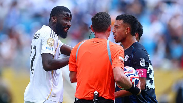 CHARLOTTE, NORTH CAROLINA - JUNE 22: Antonio Rudiger of Real Madrid clashes with Gustavo Cabral of Pachuca during the FIFA Club World Cup 2025 group H match between Real Madrid CF and CF Pachuca at Bank of America Stadium on June 22, 2025 in Charlotte, North Carolina. (Photo by Chris Brunskill/Fantasista/Getty Images) Puebla-Pachuca: dove vedere il match di Liga MX in Diretta Tv e Streaming live - immagine 1