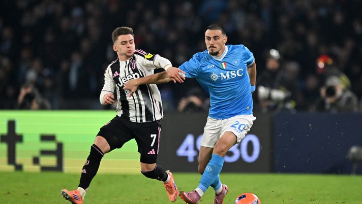 NAPLES, ITALY - DECEMBER 07: Eljif Elmas of SSC Napoli runs with the ball whilst under pressure from Francisco Conceicao of Juventus during the Serie A match between SSC Napoli and Juventus FC at Stadio Diego Armando Maradona on December 07, 2025 in Naples, Italy. (Photo by Francesco Pecoraro/Getty Images) Elmas: “Posso fare tutto per il Napoli! Contento di aver dato una mano in mediana” - immagine 1