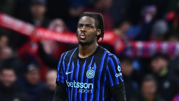 MADRID, SPAIN - NOVEMBER 26: Yann Bisseck of FC Internazionale reacts at the end of the UEFA Champions League 2025/26 League Phase MD5 match between Atletico de Madrid and FC Internazionale Milano at Estadio Metropolitano on November 26, 2025 in Madrid, Spain. (Photo by Mattia Pistoia - Inter/Inter via Getty Images) Bisseck: “Sconfitta che fa malissimo! Magari in futuro avremo un po’ più di culo” - immagine 1