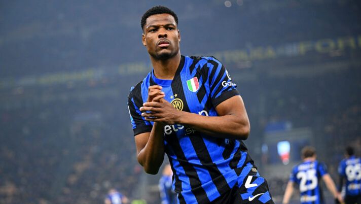 MILAN, ITALY - JANUARY 15: Denzel Dumfries of FC Internazionale, in action, looks on during the Serie match between Inter and Bologna at Stadio Giuseppe Meazza on January 15, 2025 in Milan, Italy. (Photo by Mattia Ozbot - Inter/Inter via Getty Images) Inter-Empoli, formazioni ufficiali: da Esposito a Bastoni, Mkhitaryan, Dumfries e Thuram, le scelte - immagine 1