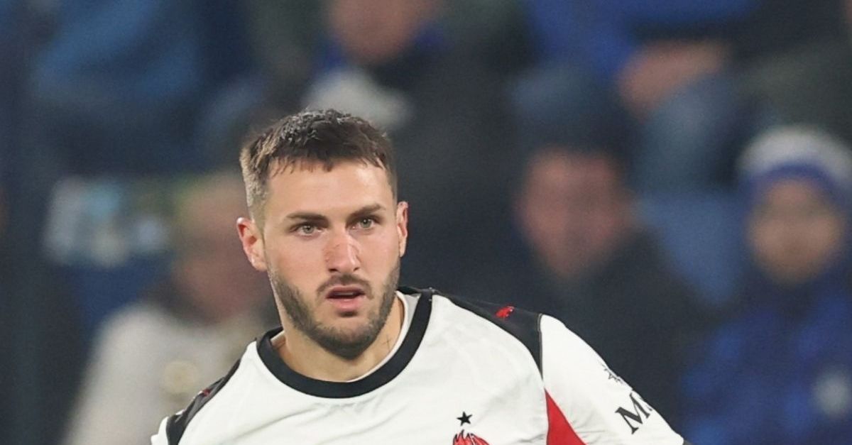 Milan, il futuro di Gimenez è sempre più lontano dal club rossonero: addio a Gennaio? Milan, il futuro di Gimenez è sempre più lontano dal club rossonero: addio a Gennaio?