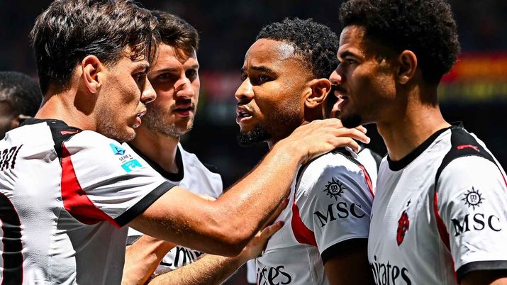 Christopher Nkunku, attaccante AC Milan, esulta per il suo gol durante Genoa-Milan 1-2 di Serie A