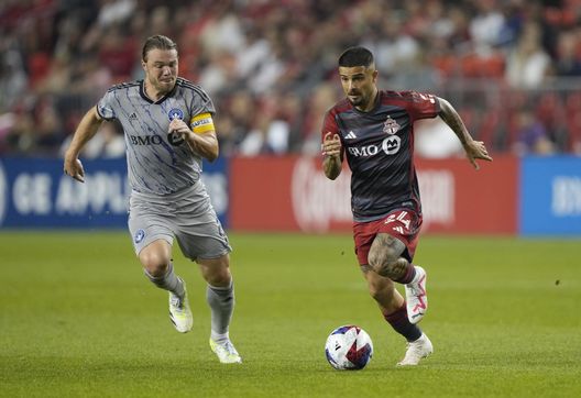Lorenzo Insigne (a destra) durante un derby contro il Montréal. Montreal Toronto
