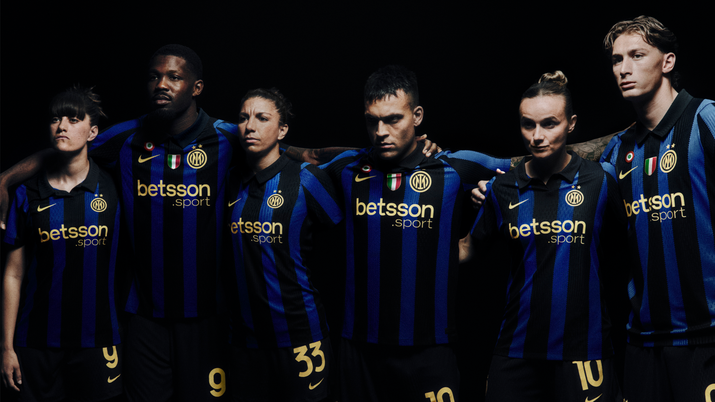 UFFICIALE – Inter, ecco la maglia 2026/27: foto e dettagli del nuovo kit. In vendita da… UFFICIALE – Inter, ecco la maglia 2026/27: foto e dettagli del nuovo kit. In vendita da… - immagine 1