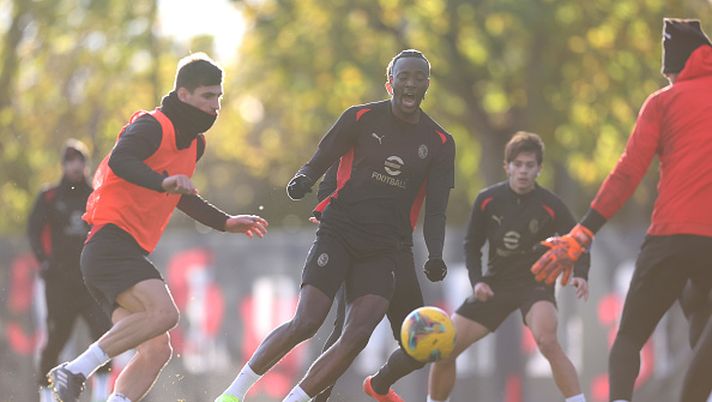 CAIRATE, ITALY - NOVEMBER 20: Tammy Abraham of AC Milan in action during AC Milan training session at Milanello on November 20, 2024 in Cairate, Italy. (Photo by Claudio Villa/AC Milan via Getty Images) Matteo Gabbia in gruppo: le foto dell’allenamento di oggi - immagine 1
