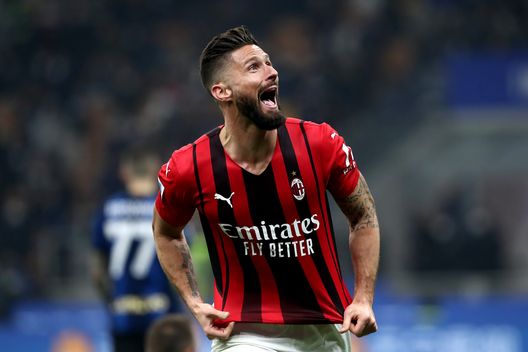 MILAN, ITALY - FEBRUARY 05: Olivier Giroud of AC Milan celebrates after scoring their team's second goal during the Serie A match between FC Internazionale and AC Milan at Stadio Giuseppe Meazza on February 05, 2022 in Milan, Italy. (Photo by Marco Luzzani/Getty Images) milan-inter-partite-importanti-storiche-champions-league-formazioni-ricordi-memories-amarcord