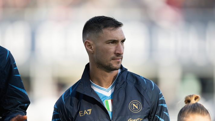 BOLOGNA, ITALY - NOVEMBER 09: Matteo Politano of SSC Napoli before the Serie A match between Bologna FC 1909 and SSC Napoli at Renato Dall'Ara Stadium on November 09, 2025 in Bologna, Italy. (Photo by SSCN Napoli/SSCN Napoli) Napoli-Qarabag, Politano tornerà tra i titolari? Il piano di Conte – Rep - immagine 1