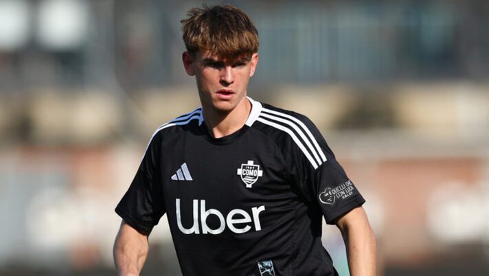 COMO, ITALY - MARCH 08: Nico Paz of Como 1907 in action during the Serie A match between Como and Venezia at Stadio G. Sinigaglia on March 08, 2025 in Como, Italy. (Photo by Francesco Scaccianoce/Getty Images) Como, Gazzetta promuove ancora Nico Paz: “Quel primo controllo è poesia” - immagine 1