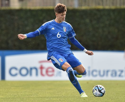 FLORENCE, ITALY - JANUARY 25: Fabio Desole of Italy U17 in action during the International Friendly match between Italy U17 and Spain U17 on January 25, 2023 in Florence, Italy. (Photo by Giuseppe Bellini/Getty Images) Torino, chi è Desole: difensore classe 2006 nel giro delle Nazionali giovanili- immagine 3