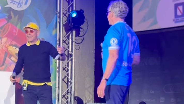Che sorpresa al Comicon! McGinley omaggiato con la maglia del Napoli “Dr. Cox” VIDEO - immagine 1
