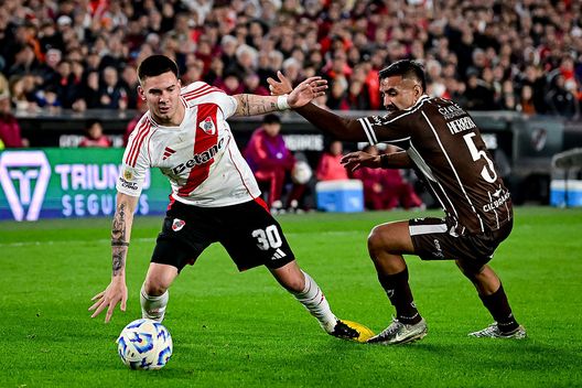 Franco Mastantuono del River Plate lotta per il possesso della palla contro Rodrigo Herrera del Platense durante la partita dei quarti di finale del Torneo Apertura Betano 2025 tra River Plate e Platense allo Stadio Monumental Antonio Vespucio Liberti il 20 maggio 2025 a Buenos Aires, Argentina. (Foto di Marcelo Endelli/Getty Images) River Plate Platense