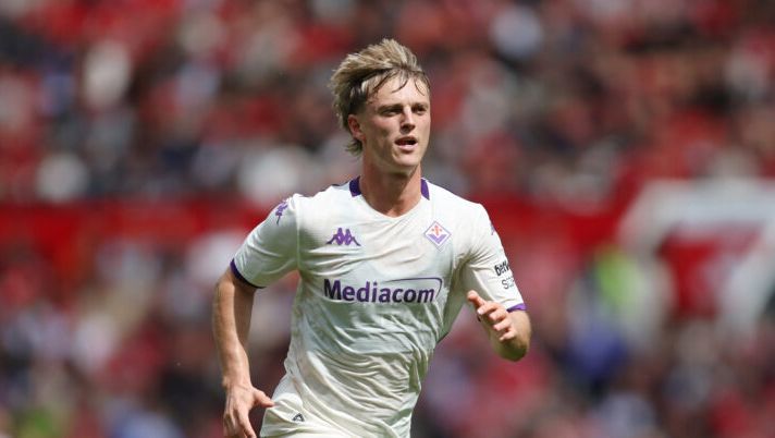 MANCHESTER, ENGLAND - AUGUST 09: Albert Gudmundsson of ACF Fiorentina during the pre-season friendly match between Manchester United and ACF Fiorentina at Old Trafford on August 09, 2025 in Manchester, England. (Photo by Matt McNulty/Getty Images) Da Gudmundsson e Dodo a Fagioli, Kean e il modulo: le ultime sulla formazione della Fiorentina - immagine 1