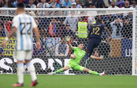 La parata della carriera di Martinez, decisiva per il Mondiale. (Foto di Julian Finney/Getty Images) Emi Martinez, lacrime di addio? Il portiere argentino saluta Villa Park piangendo- immagine 3