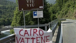Giro d’Italia: scritte sulla strada contro Cairo e Vagnati