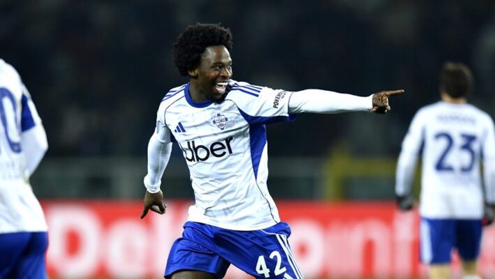 TURIN, ITALY - NOVEMBER 24: Jayden Addai of Como 1907 celebrates scoring his team's second goal during the Serie A match between Torino FC and Como 1907 at Stadio Olimpico di Torino on November 24, 2025 in Turin, Italy. (Photo by Valerio Pennicino/Getty Images) All’improvviso Addai, la doppietta è pesante: su valutazione, titolarità e verso la prossima giornata… - immagine 1