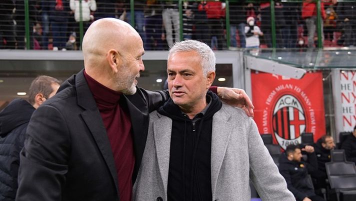 MILAN, ITALY - JANUARY 06: AS Roma coach Josè Mourinho (R) and AC Milan coach Stefano Pioli before the Serie A match between AC Milan and AS Roma at Stadio Giuseppe Meazza on January 06, 2022 in Milan, Italy. (Photo by Luciano Rossi/AS Roma via Getty Images) Pioli passa il testimone a Mou, il problema è sempre quello: i derby… - immagine 1