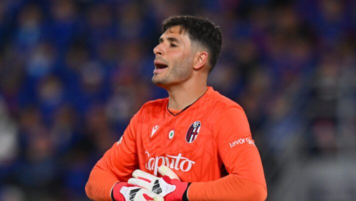 BOLOGNA, ITALY - APRIL 09: Federico Ravaglia of Bologna FC during the UEFA Europa League 2025/26 Quarter-Final Leg One match between Bologna FC 1909 and Aston Villa FC at Stadio Renato Dall'Ara on April 09, 2026 in Bologna, Italy. (Photo by Alessandro Sabattini/Getty Images) Bologna-Lecce, formazioni ufficiali: fuori Ravaglia! Da Rowe a Orsolini, Berna, Gandelman e Gallo, le scelte - immagine 1
