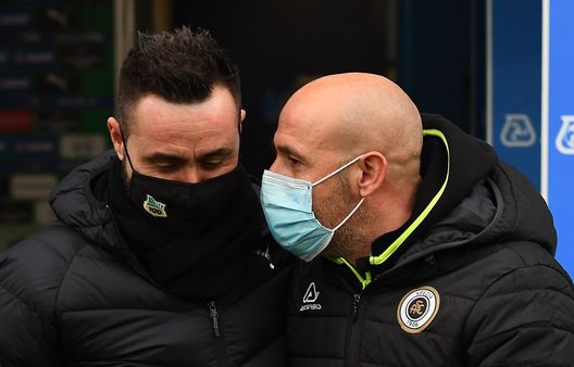 REGGIO NELL'EMILIA, ITALY - FEBRUARY 06: Roberto De Zerbi head coach of US Sassuolo talks to Vincenzo Italiano head coach of Spezia Calcio during the Serie A match between US Sassuolo and Spezia Calcio at Mapei Stadium - Città del Tricolore on February 06, 2021 in Reggio nell'Emilia, Italy. (Photo by Alessandro Sabattini/Getty Images) Il commento: “Giampaolo garantisce per Italiano, lui e De Zerbi i migliori”- immagine 2