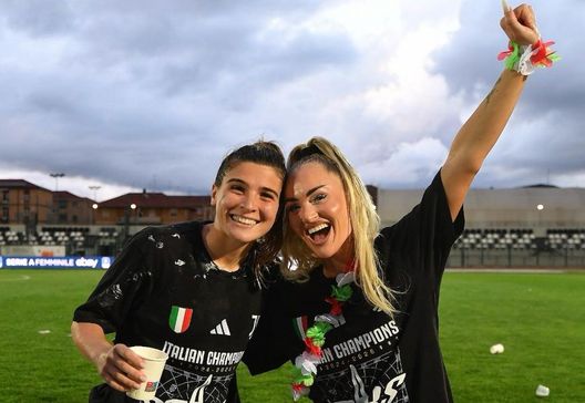 Festa scudetto Juve, Alisha Lehmann aspramente criticata dai tifosi: “Cosa festeggi che…” Festa scudetto Juve, Alisha Lehmann aspramente criticata dai tifosi: “Cosa festeggi che…” - immagine 1