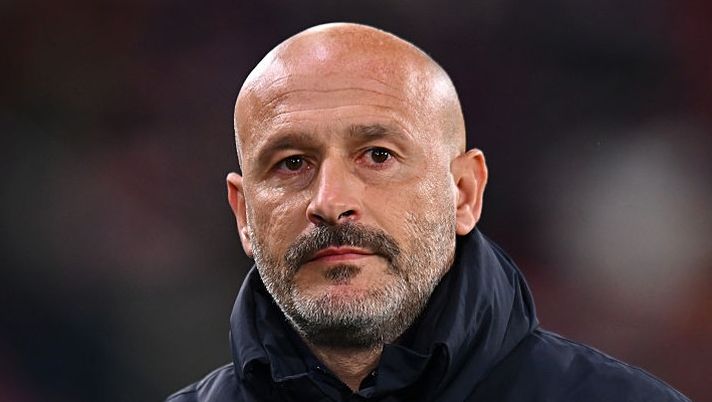 BOLOGNA, ITALY - DECEMBER 14: Vincenzo Italiano, Head Coach of Bologna, looks on prior to the Serie A match between Bologna FC 1909 and Juventus FC at Renato Dall'Ara Stadium on December 14, 2025 in Bologna, Italy. (Photo by Alessandro Sabattini/Getty Images) Italiano: “Perché Dallinga e non Castro, la scelta su Odgaard. Come sta Immobile, il punto sugli infortunati” - immagine 1