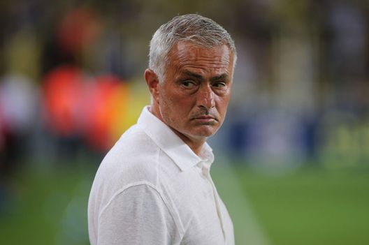 Mourinho (Foto di Ahmad Mora/Getty Images) Fenerbahçe, Mourinho vince e si fa ammonire alla prima di campionato