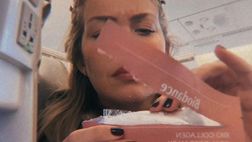 VIDEO / La moglie di Vieri si strucca in aereo: “Adesso sì che sono una vera influencer”
