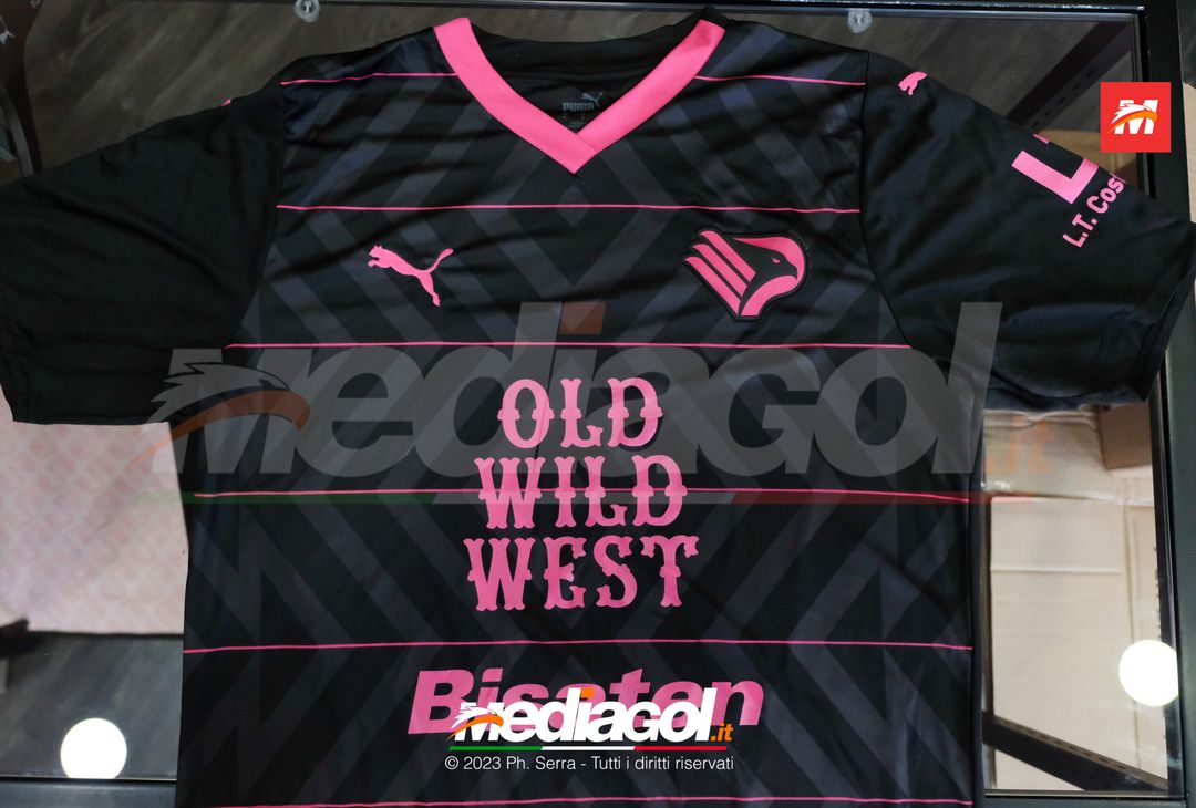 FOTO Palermo, inizia la vendita della seconda e terza maglia Puma 2023/2024 (Gallery) - immagine 12