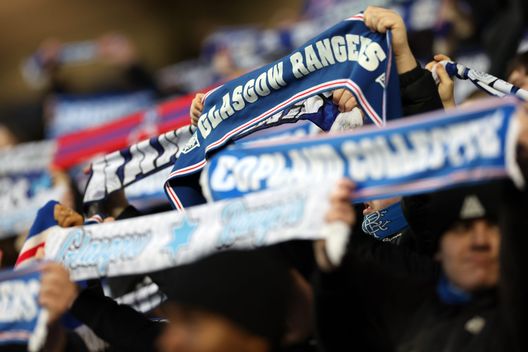 GLASGOW, SCOZIA - 2 FEBBRAIO: Tifosi dei Rangers durante la partita di Premiership tra Rangers FC e Ross County FC all'Ibrox Stadium il 2 febbraio 2025 a Glasgow, Scozia. (Foto di Ian MacNicol/Getty Images) Non solo Europa: Rangers e Panathinaikos inseguono un passato che non c’è più- immagine 2