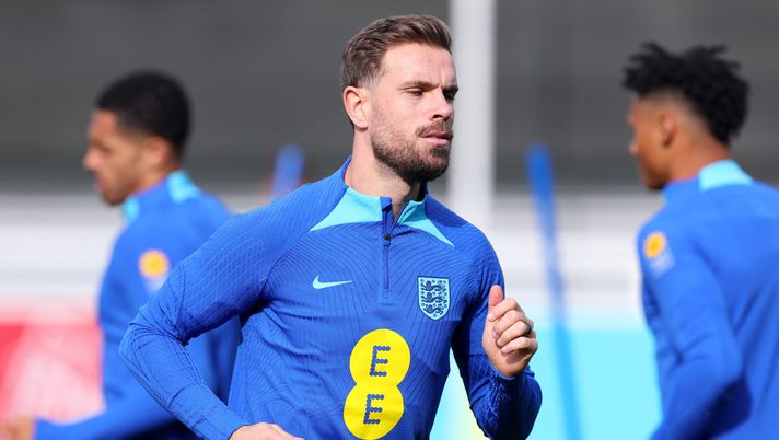 BURTON-UPON-TRENT, ENGLAND - OCTOBER 10: Jordan Henderson of England looks on during a training session at St Georges Park on October 10, 2023 in Burton-upon-Trent, England. (Photo by Alex Livesey/Getty Images) Inghilterra, caso Henderson: ‘paladino’ della comunità Lgbtq+ in Arabia, Wembley lo fischia - immagine 1