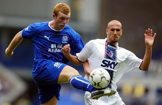 Nick Chadwick dell'Everton prova a calciare la palla contro Emanuele Troise del Bologna durante la partita amichevole al Goodison Park di Liverpool, domenica 10 agosto 2003 “Napoli, punto guadagnato: che sofferenza col Bologna”: Emanuele Troise ed il cuore diviso a metà- immagine 7