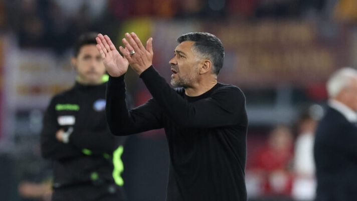 ROME, ITALY - MAY 18: Head coach of the AC Milan Sergio Conceicao reacts during the Serie A match between Roma and AC Milan at Stadio Olimpico on May 18, 2025 in Rome, Italy. (Photo by Claudio Villa/AC Milan via Getty Images) Conceicao: “Chi lavora qui deve capire cosa ha fatto bene e cosa no! Rosso Gimenez? Strano che…” - immagine 1