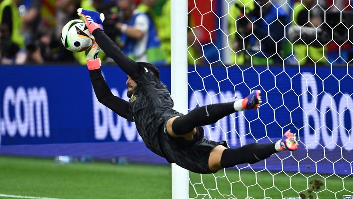 FRANKFURT AM MAIN, GERMANY - JULY 01: Diogo Costa of Portugal saves the third penalty from Benjamin Verbic of Slovenia (not pictured) in the penalty shoot out during the UEFA EURO 2024 round of 16 match between Portugal and Slovenia at Frankfurt Arena on July 01, 2024 in Frankfurt am Main, Germany. (Photo by Dan Mullan/Getty Images) Portogallo, Diogo Costa para tutti i rigori! C’è un precedente di 38 anni fa… - immagine 1