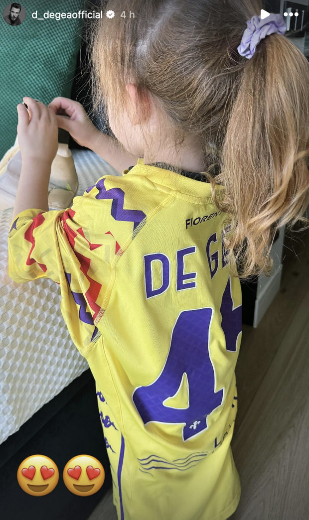 FOTO – De Gea veste di viola anche la figlia. L’immersione a Firenze è totale- immagine 2